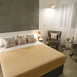 Rose Gold & With Balcony Gostinjska kuća