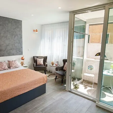 Πανσιόν Rose Gold & With Balcony Σπλιτ