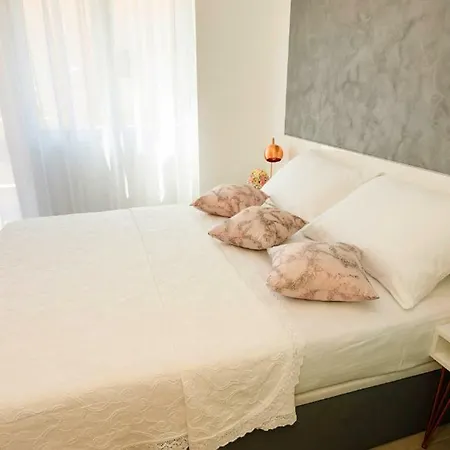 Rose Gold & With Balcony Πανσιόν