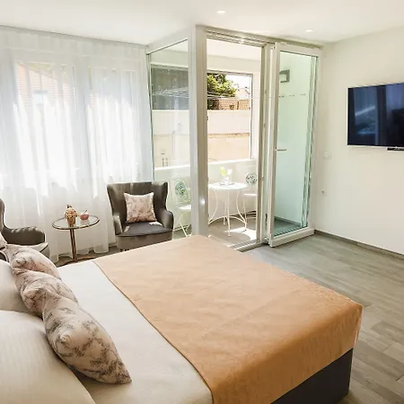 Pensión Rose Gold & With Balcony