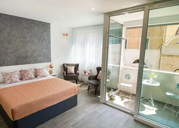 Casa de hóspedes Rose Gold & With Balcony Split