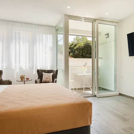 Gæstehus Rose Gold & With Balcony 4*