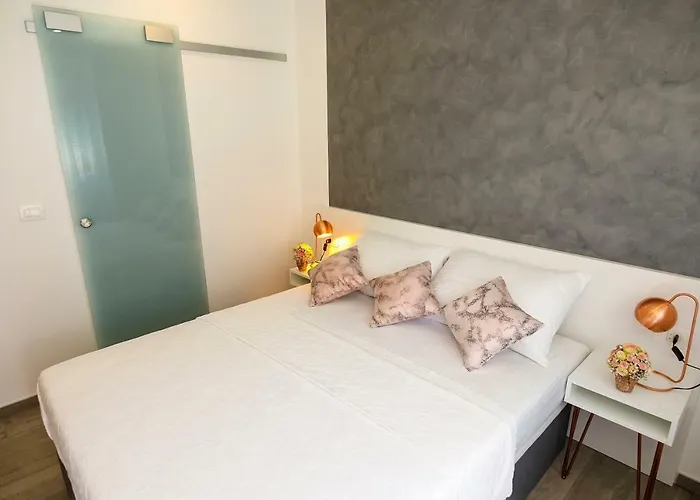 Rose Gold & With Balcony Gostinjska kuća 4*