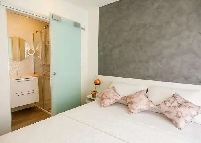 Gostinjska kuća Rose Gold & With Balcony Split