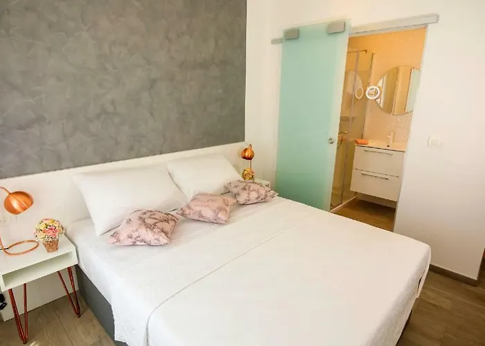 Gostinjska kuća Rose Gold & With Balcony 4*