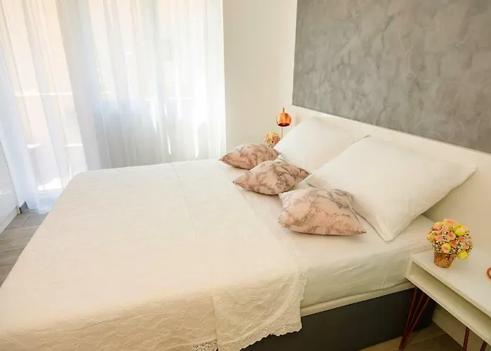 Rose Gold & With Balcony Gostinjska kuća