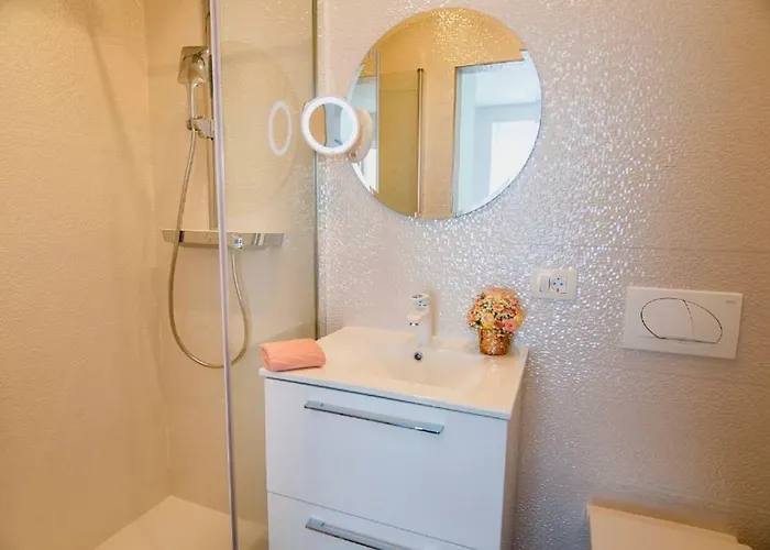 Rose Gold & With Balcony Gostinjska kuća